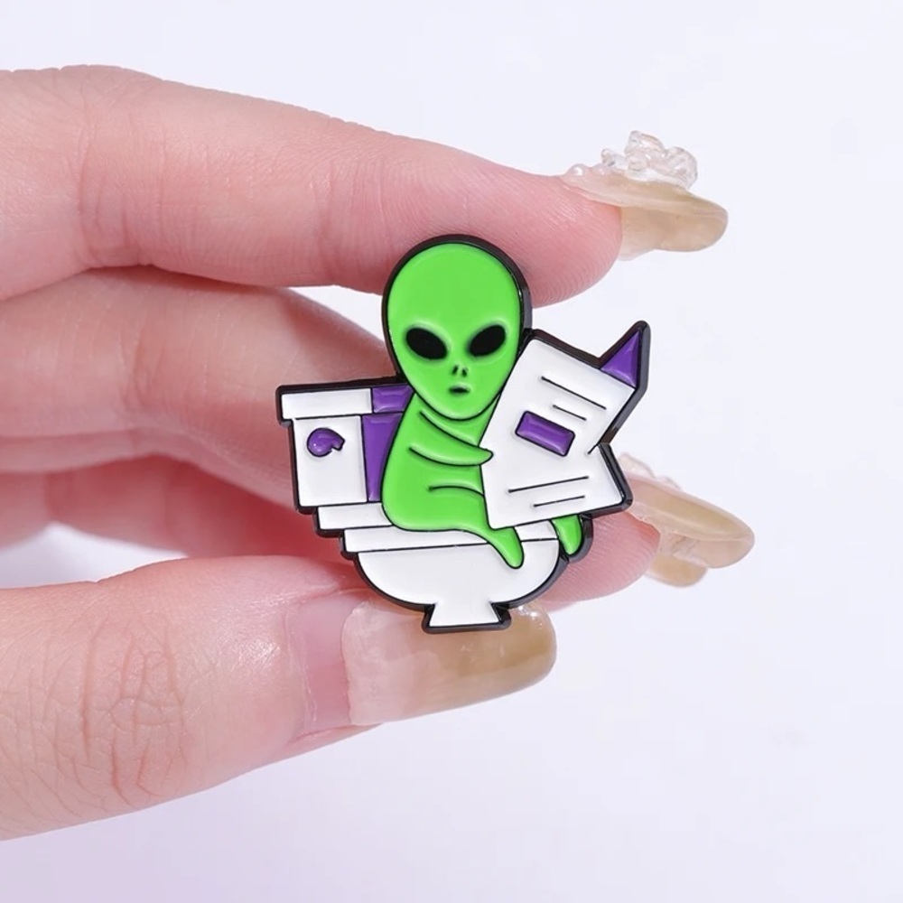 Green Alien Enamel Pin Weirdcore Alien Brooch – Funny Sci-Fi Geek jewelry - Picture 3 of 8